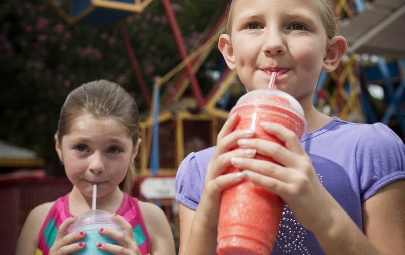 two-girls-drinking-slushie@2x