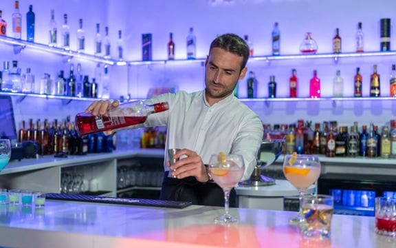 guy-mixing-drink@2x